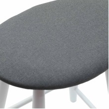 Комплект от 2 ниски бар стола тип табуретки в стил Mid-Century Modern от масивно каучуково дърво в бяло и сива тапицерия